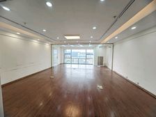 航洋国际地铁口,精装修美容美甲1+1格局,朝南户型