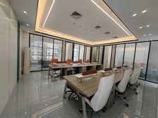利海亚洲国际,九州国际,电梯口全新精装修4加1格局带办公用具
