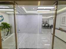 龙光世纪,九州国际,电梯口精装修带办公用具3加1格局