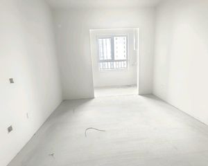 繁华地段好位置新小区南北通透三居全天采光,视野好