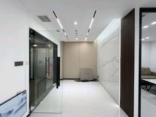 绿地之窗134平新装修首次出租 现代风 家具全齐 大工区