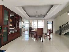 景湖春天顶楼复式,位置安静视野开阔,三代同堂各享独立空间