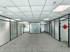 人民路核心商圈!330平精装办公!职能间齐全!