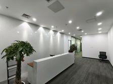 星海商务区!300平精装办公!正对电梯!多个职能间!