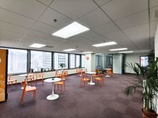 人民路CBD商务区!225平精装办公!带全套家具!