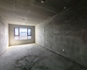 人民广场,泰华城,三室两厅两卫,南北通透,毛坯,