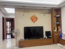 精装修小户型三居室,区中心地带,就读镇六小学