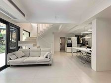 滨江路精装洋房底跃 带大花园两层地下室 9.9成新