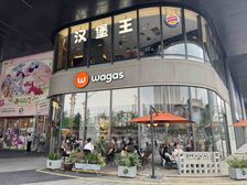 东郊记忆旁,大转角铺奶茶店出售,年租25万,成熟临街商场门口