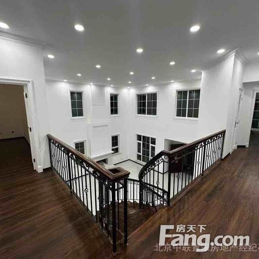 优山美地B2户型 南入户 全屋地暖 客厅大挑空