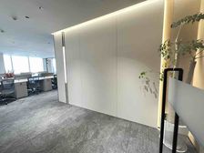 出租市中心红豆国际 全新装修配家具 带公共会议室茶室大小都有