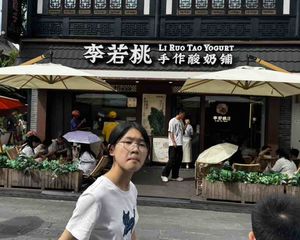 市中心景区门口奶茶店,年收10万,租约9年,人流量大,包税出