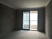 小区房龄新,环境好,生活设施配套齐全。