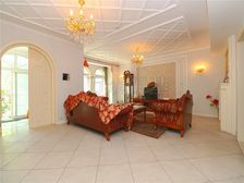 钥匙房 不临街 南入户 北邻水 卧室多