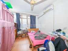 一楼双天井,中间位置,双南二房,利用空间大,阳光充足。