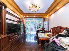 新出 三房大开间 业主自住 60个精装修 看中可大谈!