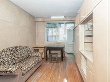 朝南小户型,94年房龄,一梯三户,周边配套成熟,生活便利。