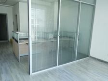 数码科技中心2万/年,带办公桌椅,隔断靠近天宝