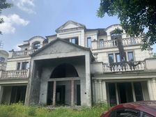 汽博融创尊爵堡庄园独栋 花园800平 土建已做 临中庭水景