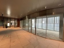 天河金融城商业综合体裙楼 超大落地玻璃面向黄埔大道 正对电梯