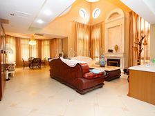 (保利会所交易中心)一层无台阶,通透敞亮,精装修 1千多可出