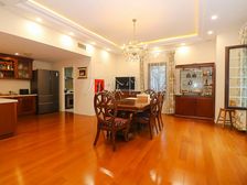 独栋别墅,把边户型,视野开阔 挑空南客厅 采光明亮