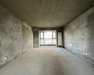 滨河南路,七二五所家属院,一梯一户三室毛坯房,随时能看
