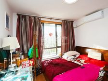 主卧朝南,顶楼房,采光充足,居家装修,繁华地段