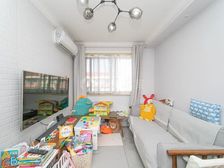 徐汇区南站华东花苑新上大一房,次顶楼一梯两户,居住舒适度高