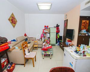 电梯房10号地铁口,位置清静,看房方便