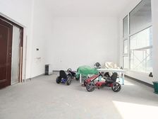 三叠双墅 共三层 客厅挑高4米5 少有户型 位置中心