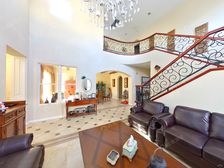 纳帕溪谷:园区中间位置,客厅挑空,装修保持好,视野好间距宽