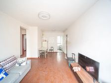 采光充足,主卧朝南,得房率高,小区中心位置