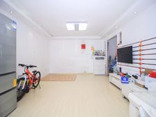 新出房源,低楼层大两房,房东诚心卖 价可谈 随时可以看房!!