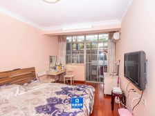 满五V一,南北通,精装修,天井做了操作间,92年房龄