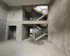 亏本急售 红谷滩地铁口 次新别墅小区 赠送面积大 带大露台