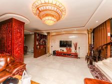 玉皇山脚下联排,上四下一,顶天立地,环境清幽。