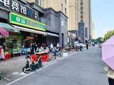 年租16万,餐饮铺,层高6米已隔二层,捡篓子