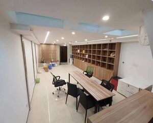 龙旗广场办公室出售,240万精装修近双地铁,可注册公司随时看