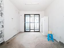 小区自带泳池会所,看房方便,好位置不靠高架,房东诚意出售