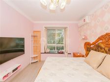 品质园林式小区,闹中取静,附带一个停车位,送超大花园。