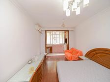 低区朝南一房一厅,装修不错,位置好前面没有遮挡采光好