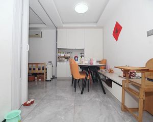 2021年精装修 拎包即住,位置安静不沿街,全明户型