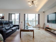 小区景观位置,正南跃层大宅,新装修1年,拎包入住。