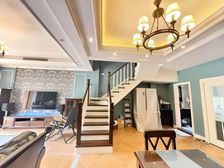 精装别墅!带50平露台 !带车位 、9.5成新 、几乎没住过