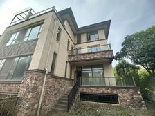 汉港凯旋城红谷滩旁东端户,低于市场价一百万,前后两百平大花园