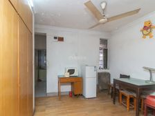 一楼,小区中间位置,带院子门口就是公园和菜市场