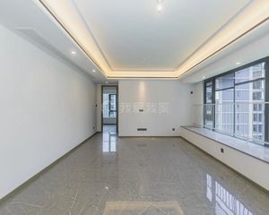 地铁10号线,4房户型,边套,次新房,没人住过,诚心出售
