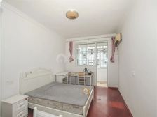 一室一厅已改两房,楼层采光好,户型正气,南北通透,诚意出售.