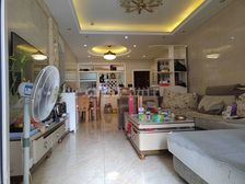 总部基地精装三房拎包入住!随时可以看房!近地铁口!